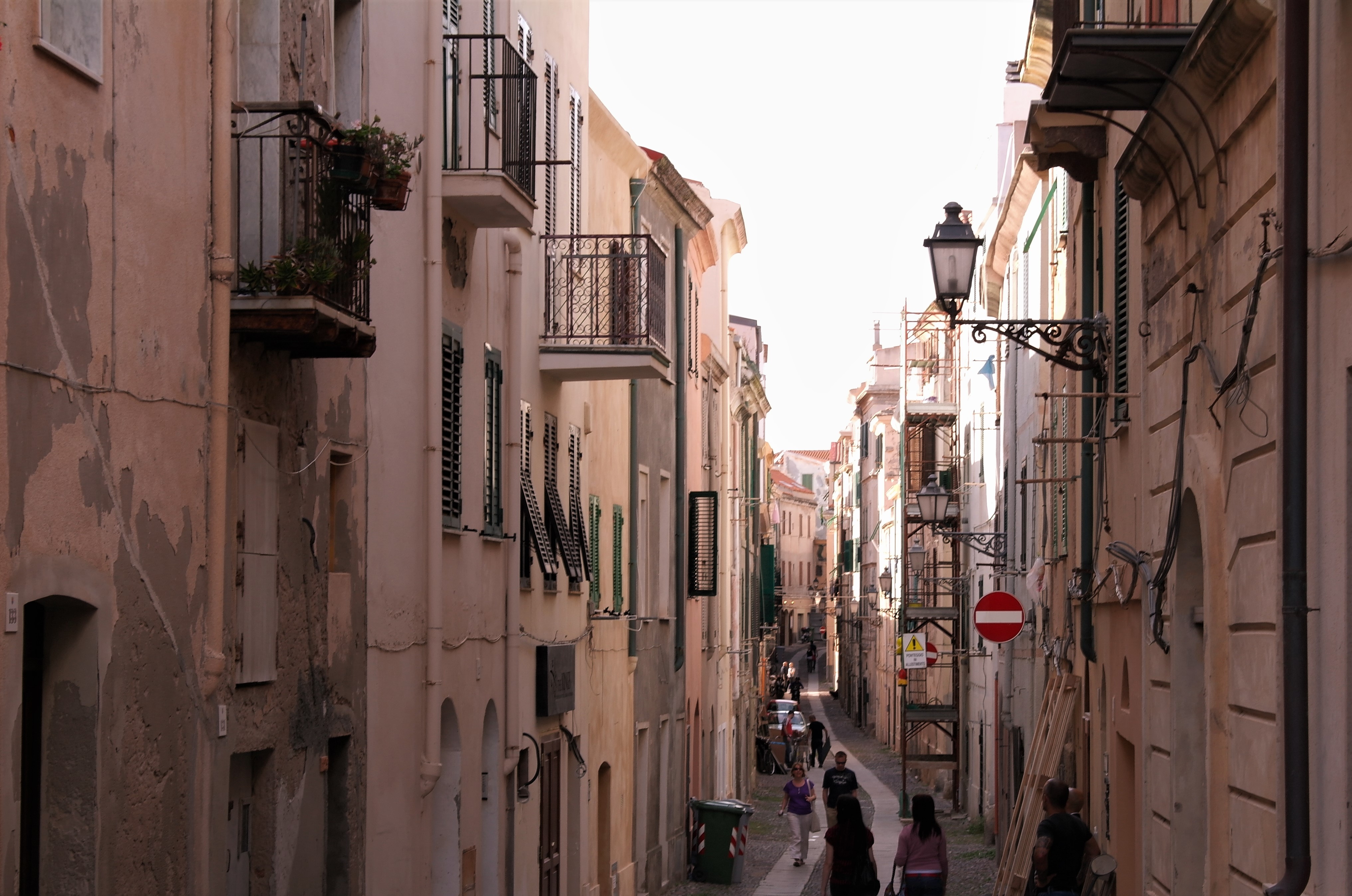 Smale gater i gamlebyen Alghero Sardinia