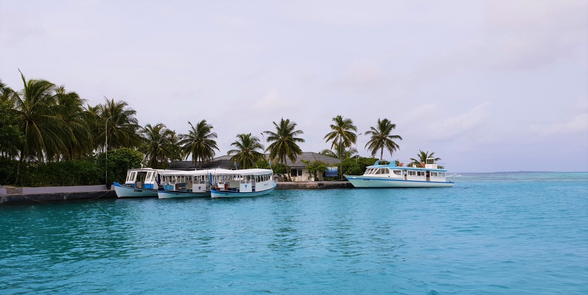 Båter til utflukter på Sun Island, Maldivene
