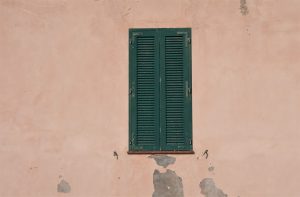 Gamlebyen i Sardinia vindu